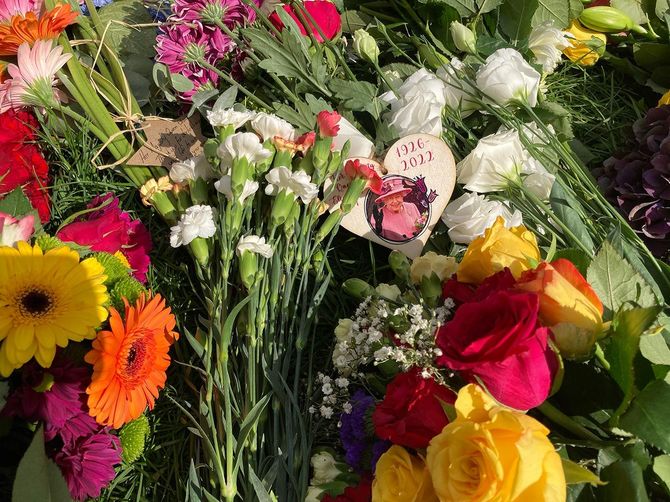 花束に添えられた女王の写真