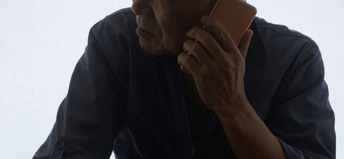 電話をかけるシニア