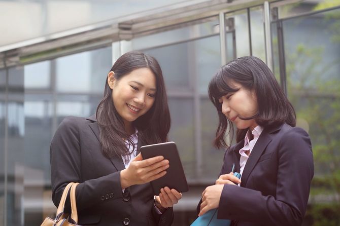 タブレットを見る女性