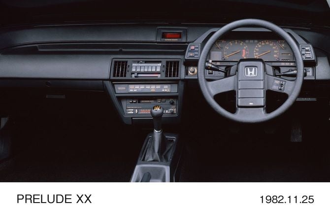 2代目には、それまでのホンダからは考えられない斬新なオレンジ色の液晶デジタルメーターが。