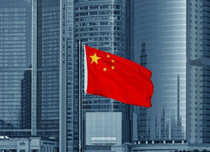 五星紅旗と高層ビル