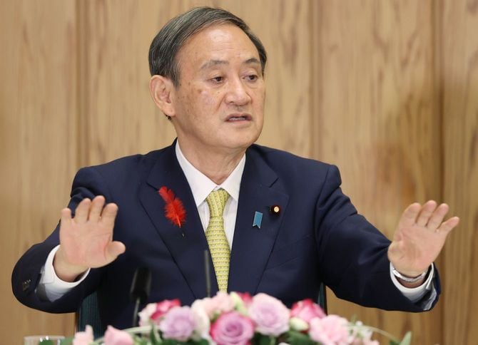 インタビューに答える菅義偉首相=2020年10月9日、首相官邸