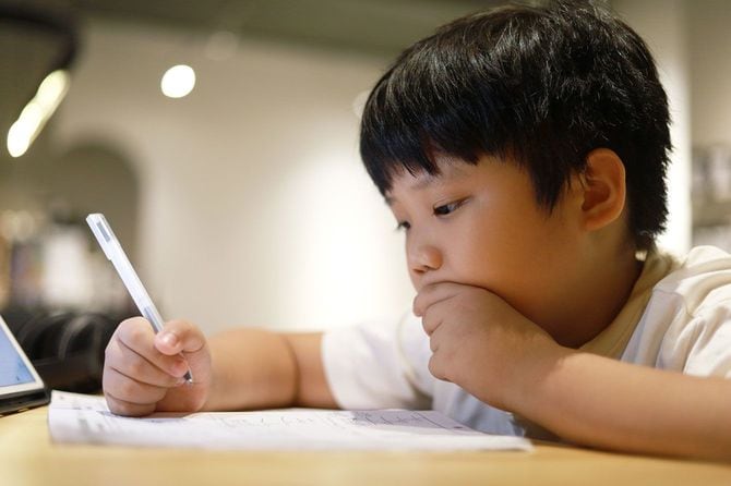 勉強をしている子供