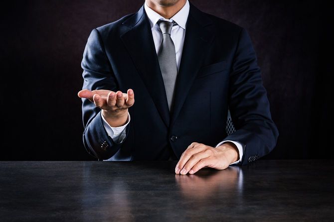 プレゼンテーションを行うビジネスマン