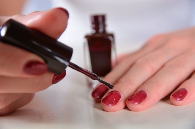 マニキュアを塗る女性の手元