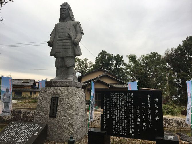 坂本城址に立つ明智光秀の像。