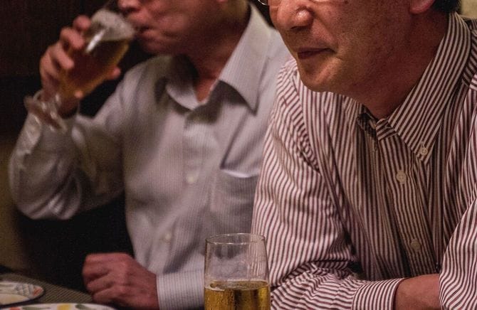 酒を飲むシニア男性二人