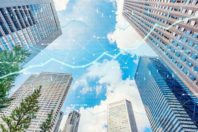 株式市場チャートを持つ都内景観東京