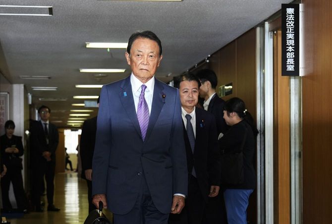 自民党の臨時総務会に臨む麻生太郎副総裁=2026年6月29日、東京・永田町の党本部