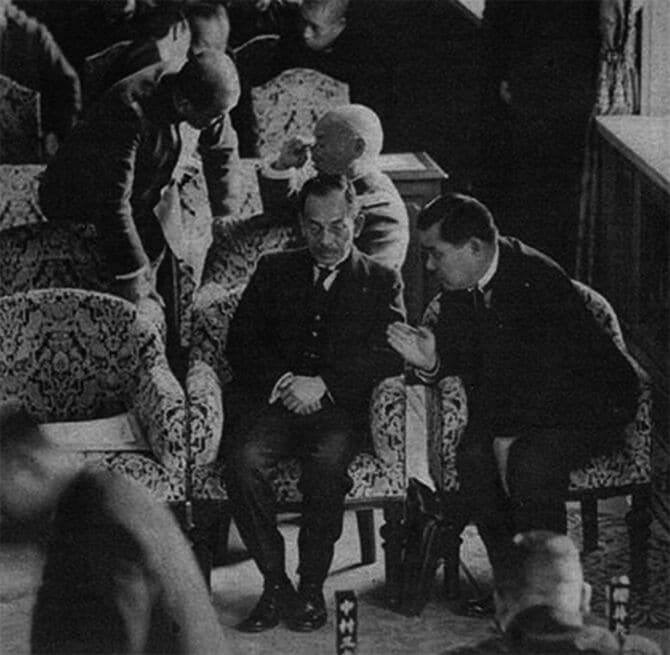 のちに大蔵大臣になった結城豊太郎（中央）