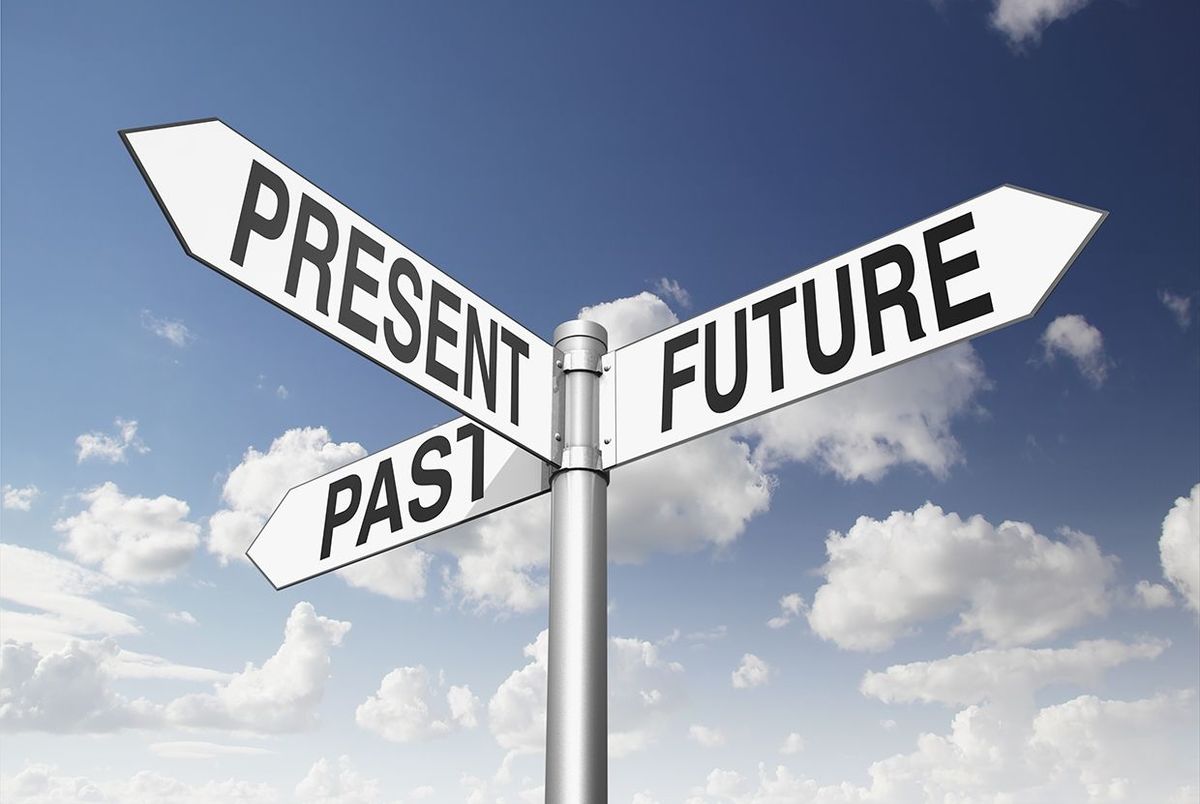過去、現在、未来への方向を示す三方方向の標識