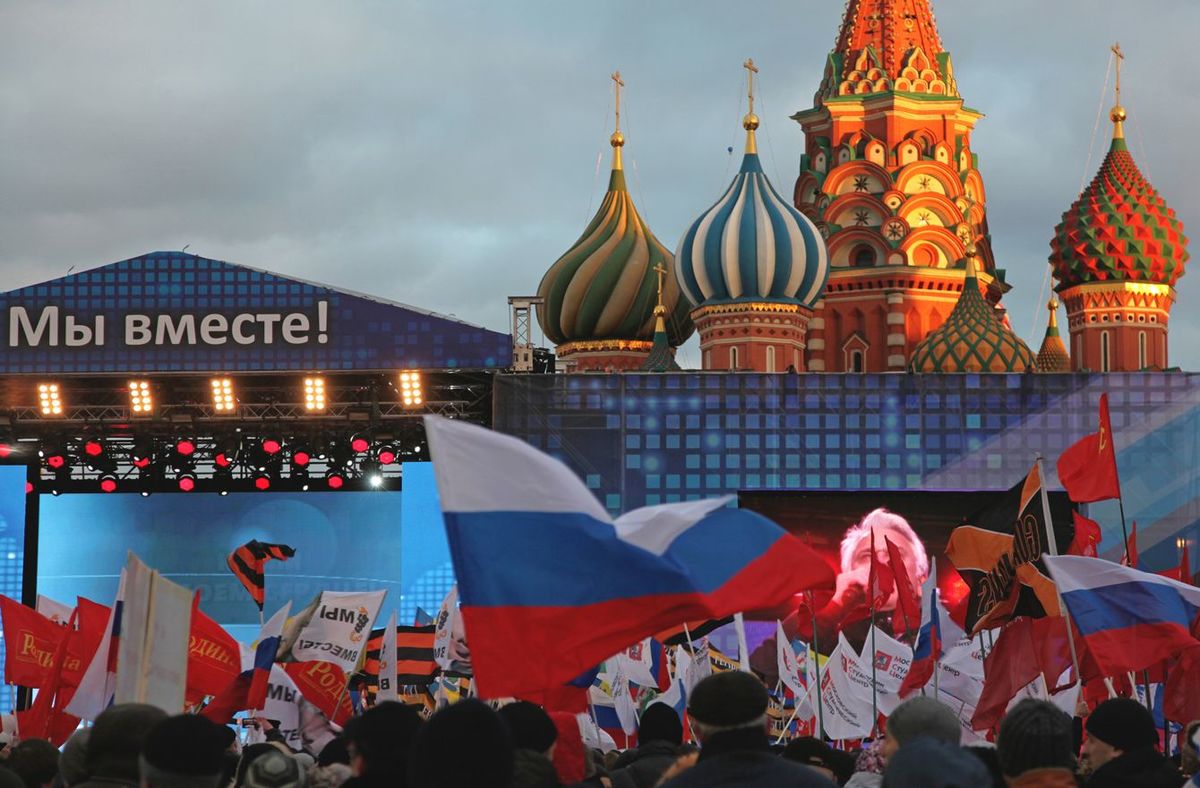 2014年3月18日、クリミアのロシアへの再編のニュースを祝うモスクワの赤い広場の人々