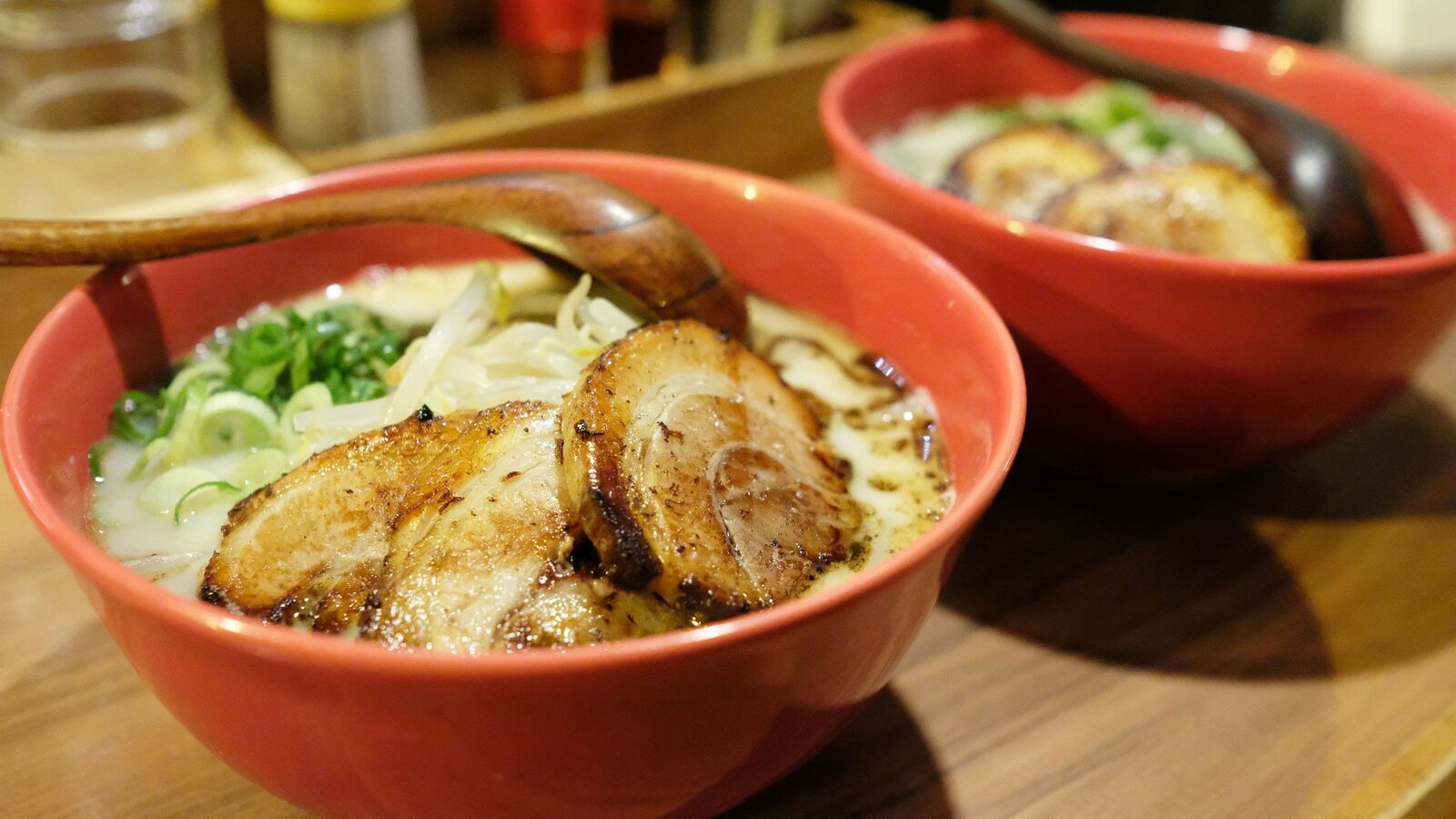 小麦を食べる快楽は麻薬に匹敵…｢3食ラーメン｣の人気絵本作家が山手線に約3ｍの材木を担いで乗ったワケ ｢浅草駅｣に到着のはずが｢高尾駅｣…3分間写真ボックスで朝まで熟睡