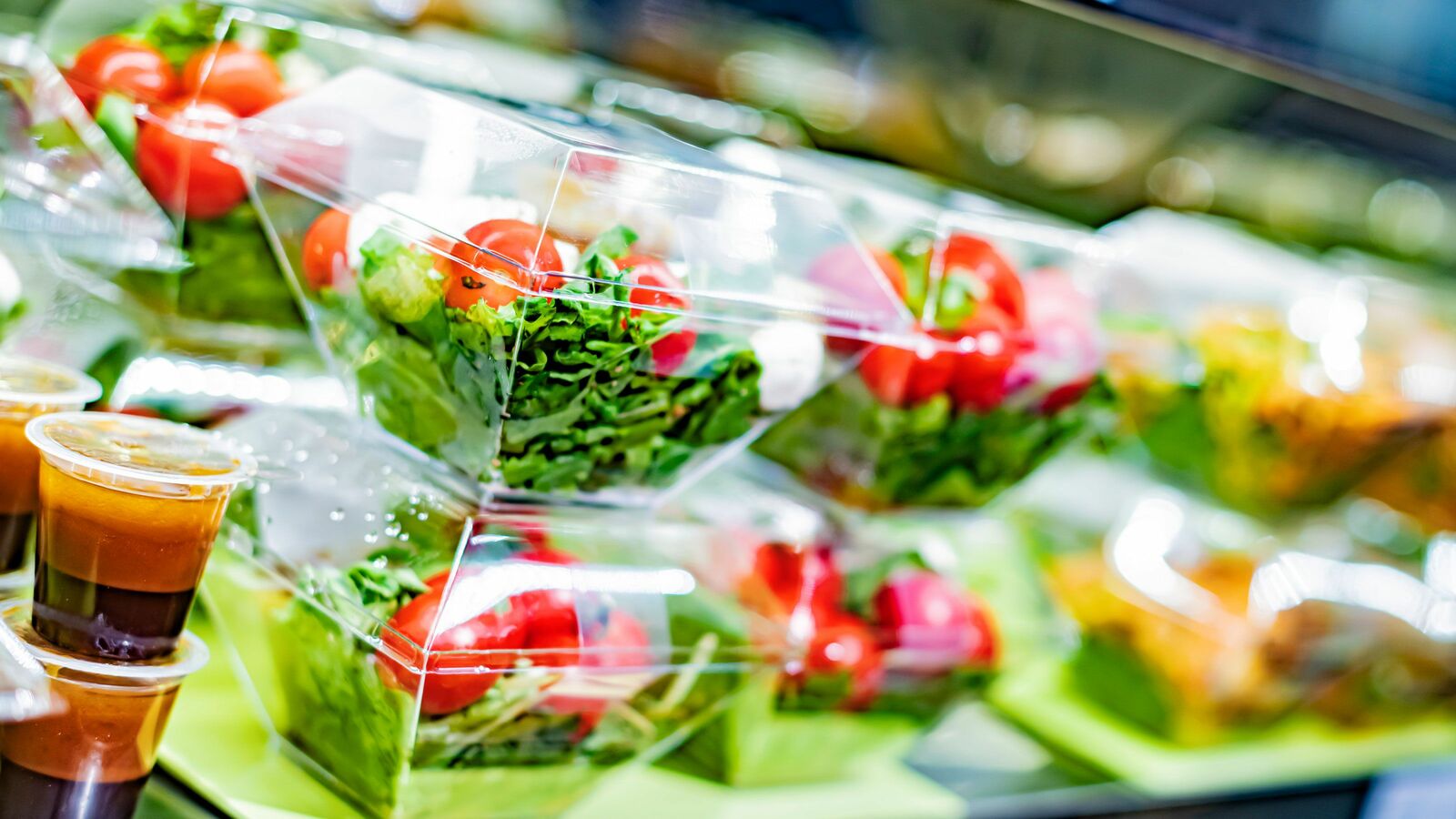 ｢コンビニのサラダは栄養が少なそう｣は大間違い…野菜研究家が｢どんどん食べたほうがいい｣と言い切るワケ 千切りキャベツの場合､洗った後でも60％以上の水溶性ビタミンが残る