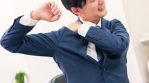 肩の可動域は知らぬ間に狭く硬くなっていく…五十肩から｢逃げおおせる｣ために今すぐ取り組みたい2つの運動