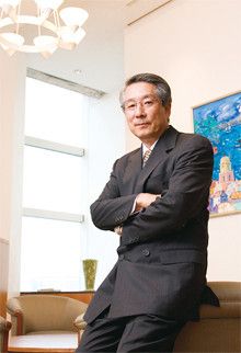 <strong>住友商事 加藤 進 社長</strong>●1947年、京都府生まれ。神戸大学経済学部卒。ロサンゼルス駐在、米ミシガンスチール社長、人事総務グループ長などを経て、2000年本社取締役。05年米国住友商事社長。07年より現職。