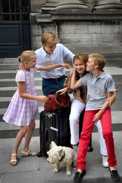イギリス・オックスフォード大学に向けて出発するエリザベート王女（右から2人目）と名残を惜しむ弟、妹たち