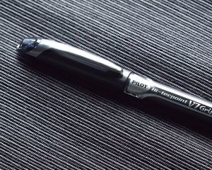 「ハイテックポイントV7グリップ」●水性インクのボールペンで、とても軽い。田原氏は30年近くパイロットを愛用している。