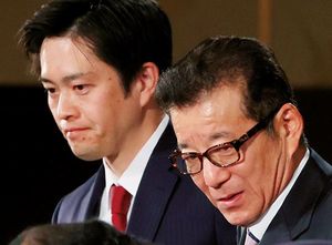住民投票の結果を受け、記者会見する吉村洋文大阪府知事(左)と松井一郎大阪市長。