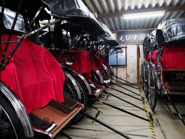 200kgの車体を引いて毎日20km以上走る｣最年長52歳の人力車夫がこの仕事