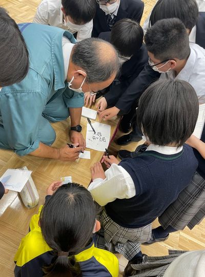 植松努さんを取り囲んでサインをしてもらう生徒たち