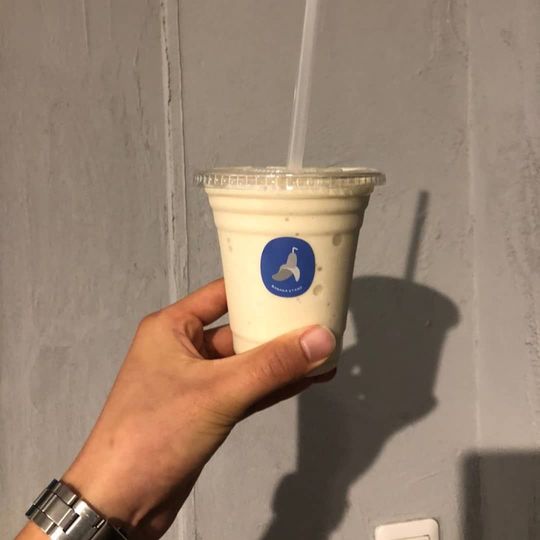 完成したバナナジュース。当初のレギュラーサイズで450円。