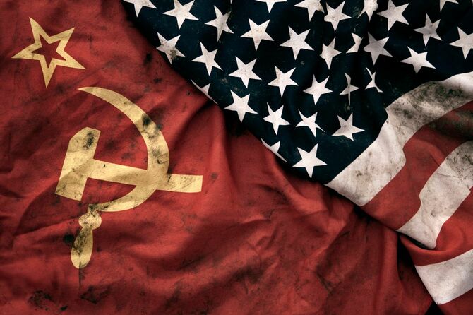 ソビエト連邦旗と米国旗