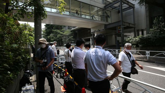 安倍晋三首相が診察を受けている慶応大病院付近に集まった報道関係者＝2020年8月17日午後、東京・信濃町
