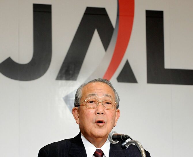 2010年2月1日、東京で記者会見を行う稲盛和夫氏