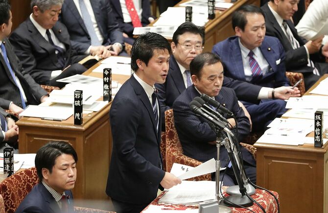 衆院予算委員会で質問する野党共同会派の小川淳也氏（中央）