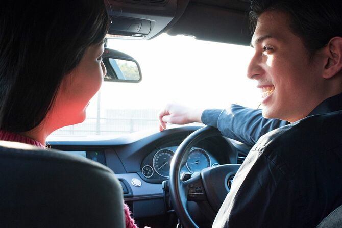 運転中に楽しい会話をする若いカップル