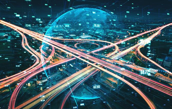 交通ビッグデータ分析とモノのインターネットの概念を示すデジタルデータ転送のイメージ