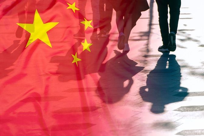 通りを歩く人々と中国の国旗