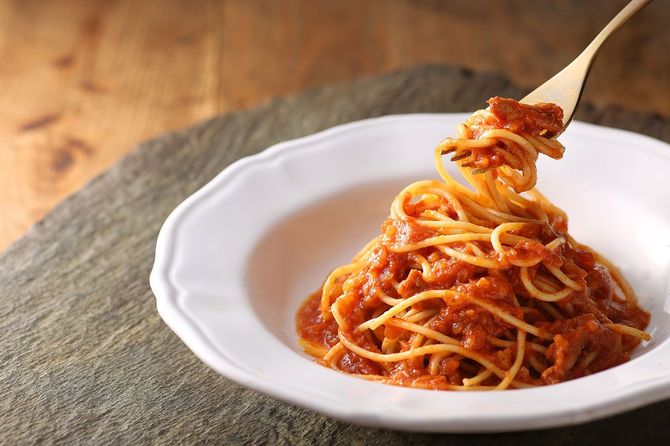 フォークですくった、トマトソースのスパゲティ