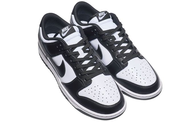 NIKE DUNK LOW RETRO WHITE/BLACK通称“パンダダンク”（写真＝『スニーカー学 atmos創設者が振り返るシーンの栄枯盛衰』より）