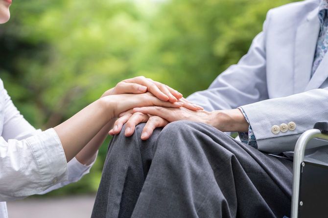 車椅子の男性の手