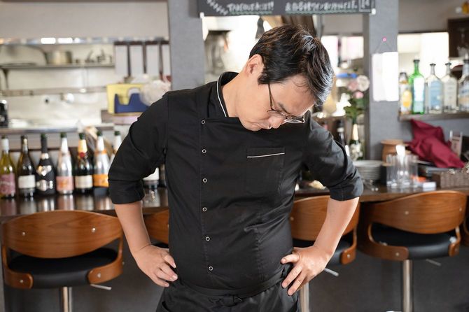 困って落ち込んでいるレストランを経営する男