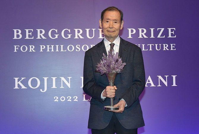 2023年4月27日、東京で開催された「バーグルエン哲学・文化賞」の授賞式でトロフィーを手にする、哲学者で文芸批評家の柄谷行人氏