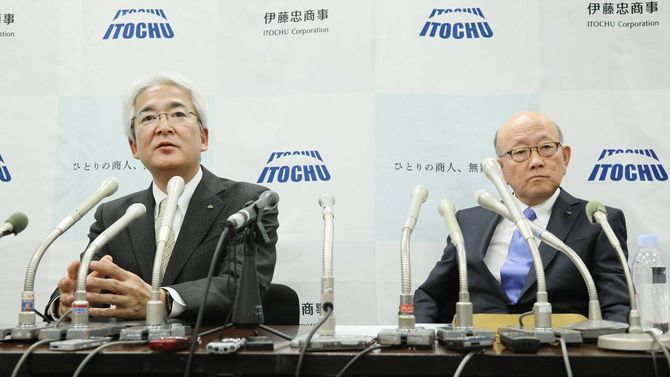 記者会見する、伊藤忠商事の鈴木善久次期社長（左）と岡藤正広次期会長＝2018年1月18日、東京都港区