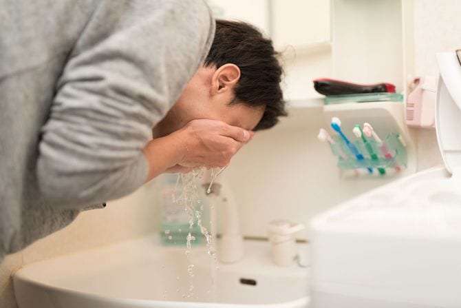 洗顔する男性のイメージ