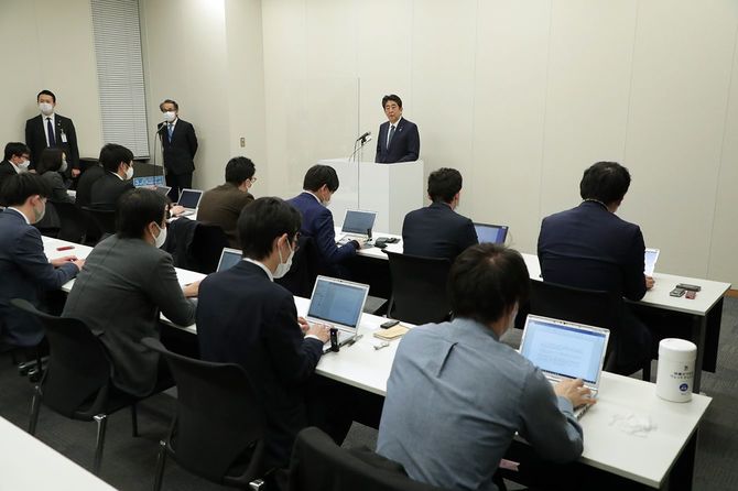 桜を見る会／記者会見する安倍前首相