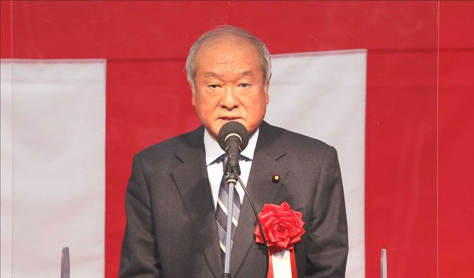 宮古盛岡横断道路 区界～簗川 開通式で挨拶をする鈴木俊一