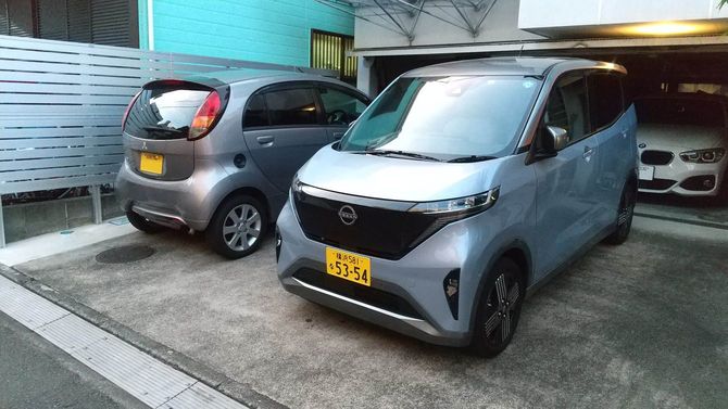 筆者の自宅車庫前のサクラ。隣にある三菱アイの代替車としてサクラの購入を検討中