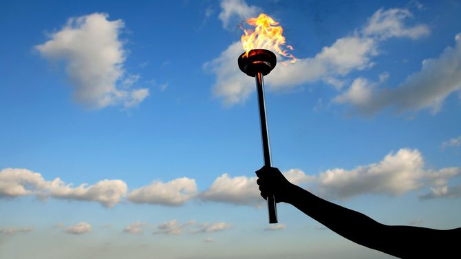 火がともるトーチを持つ手