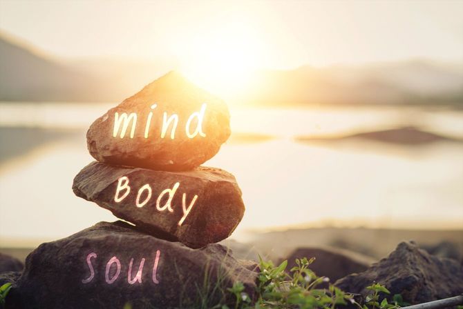 積まれた石に光る、mind、body、soulの文字
