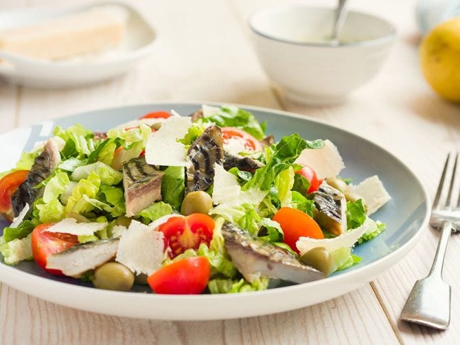 新鮮な夏のサバサラダ