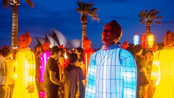 シドニーのオペラハウス前に、カラフルに彩られた兵馬俑が並ぶ