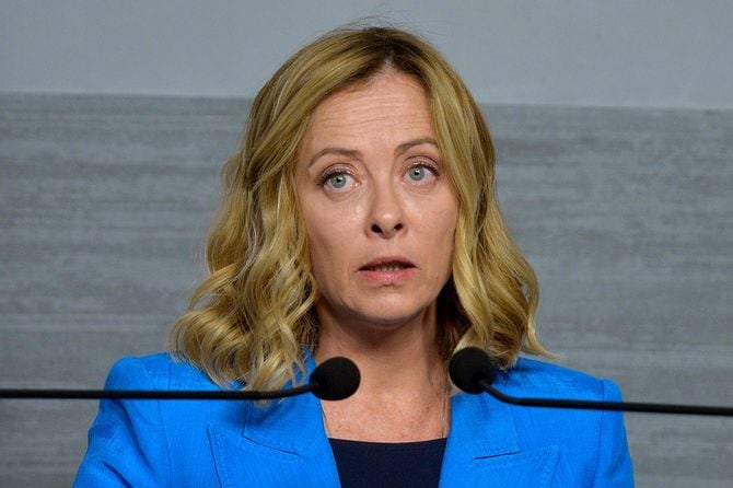 2024年10月18日、レバノン・ベイルートの政府宮殿で行われたレバノン暫定首相との会談後、記者会見に臨むイタリアのジョルジャ・メローニ首相。