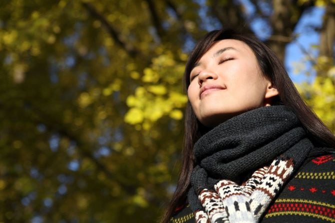 屋外で深呼吸をする女性