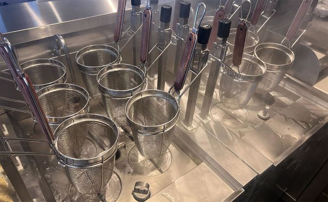 ラーメンの麺のゆでと乾燥はそれぞれ機械で行う。画像はゆで麺機。